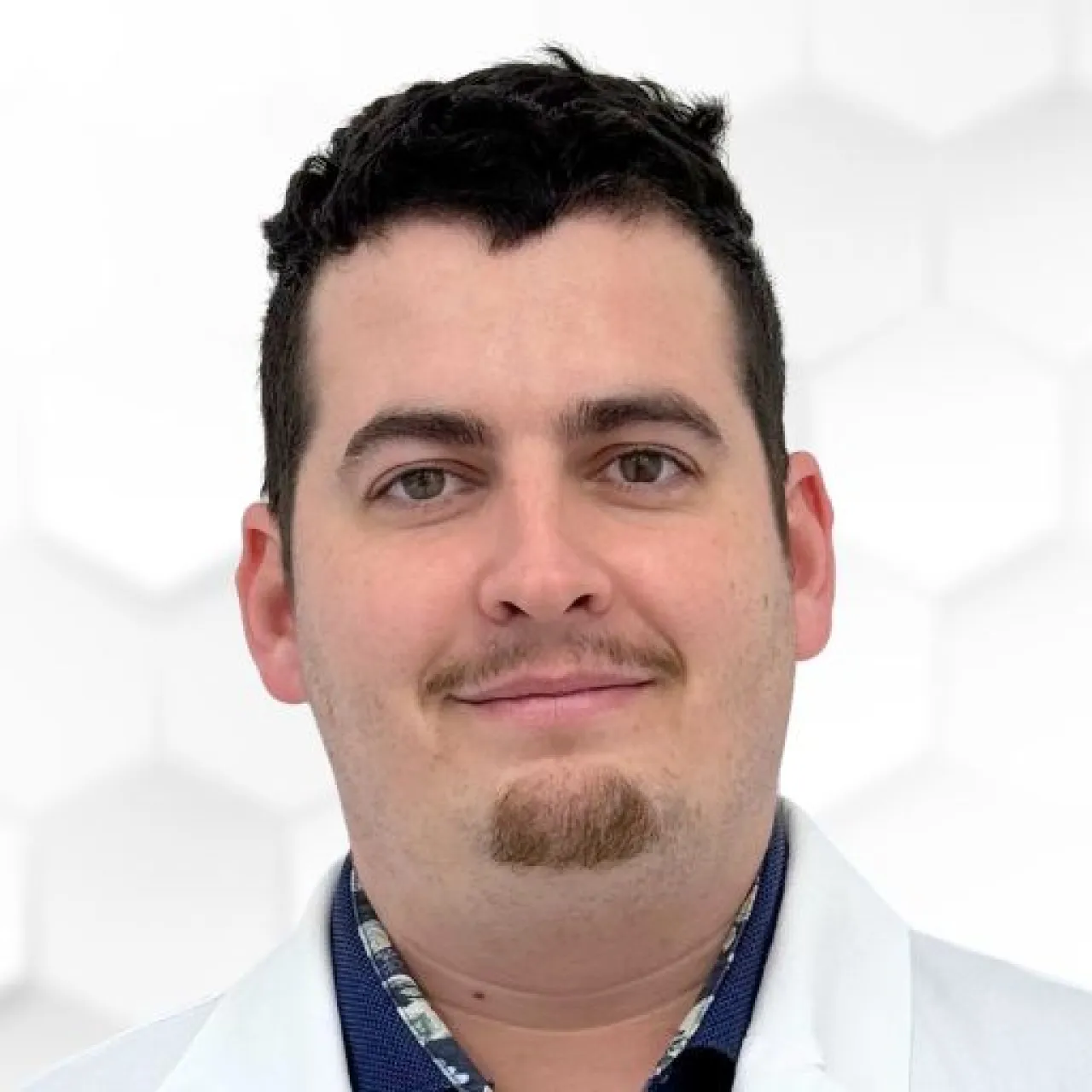 Dr. Benis Áron